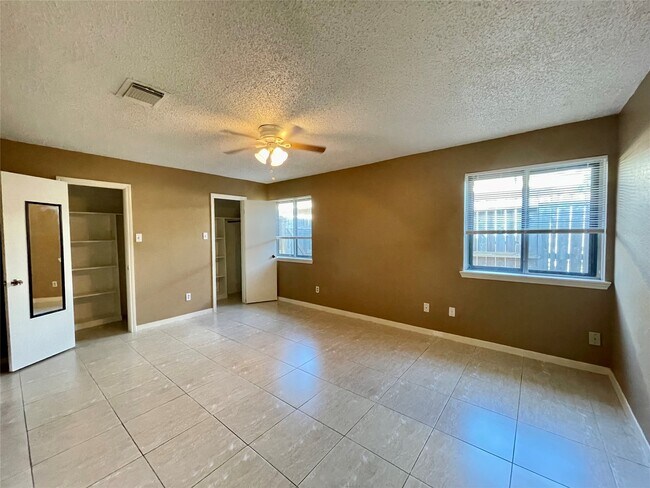 Building Photo - 3034 Mosby Dr