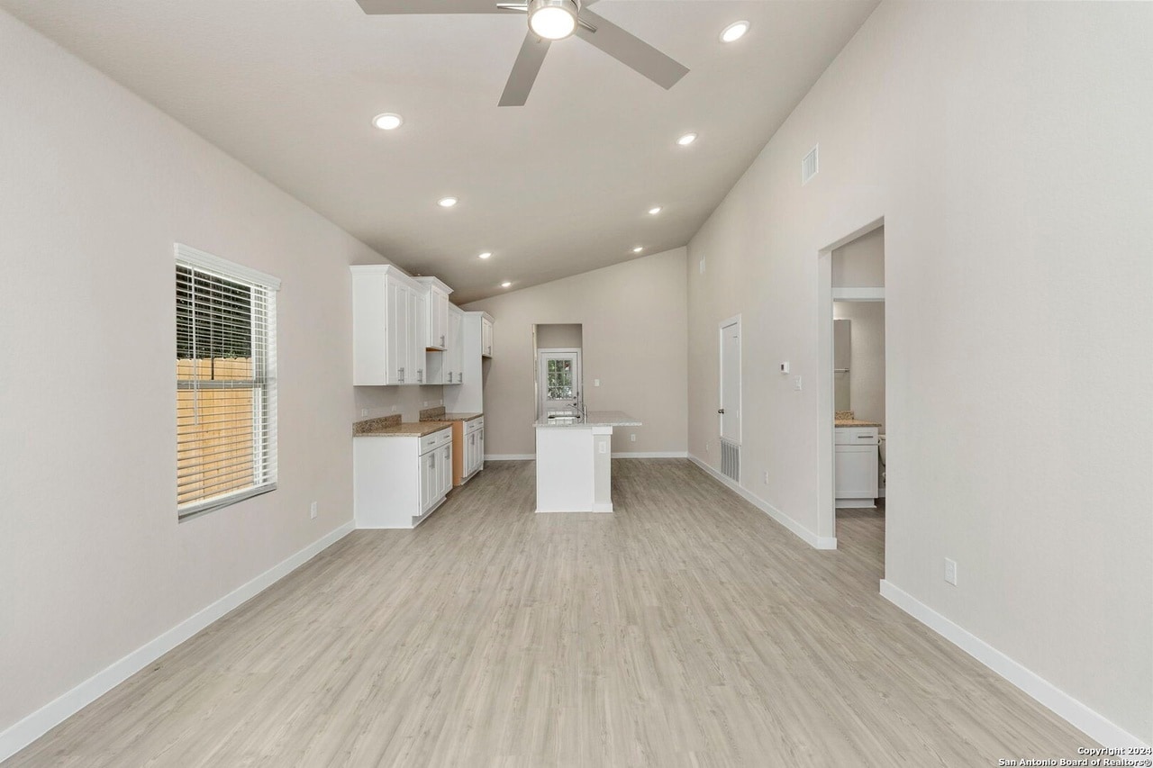 Building Photo - 510 Carol Crest St