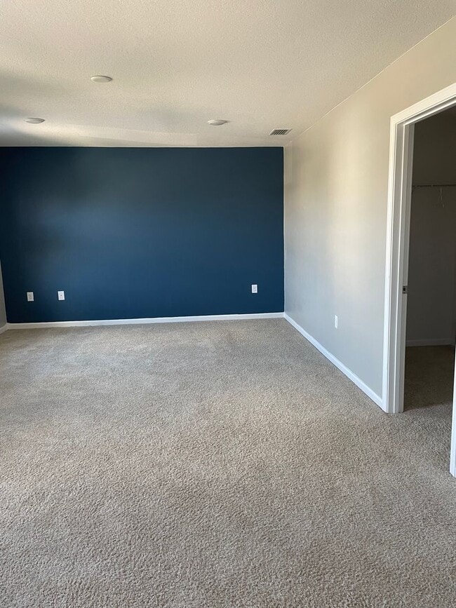 Building Photo - 4 bedroom 2 bath