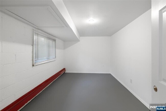 Building Photo - 947 E Glen Ave