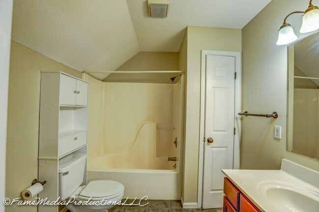 Building Photo - 2 Bdrm / 2 Bath, Condo - North Johnson City