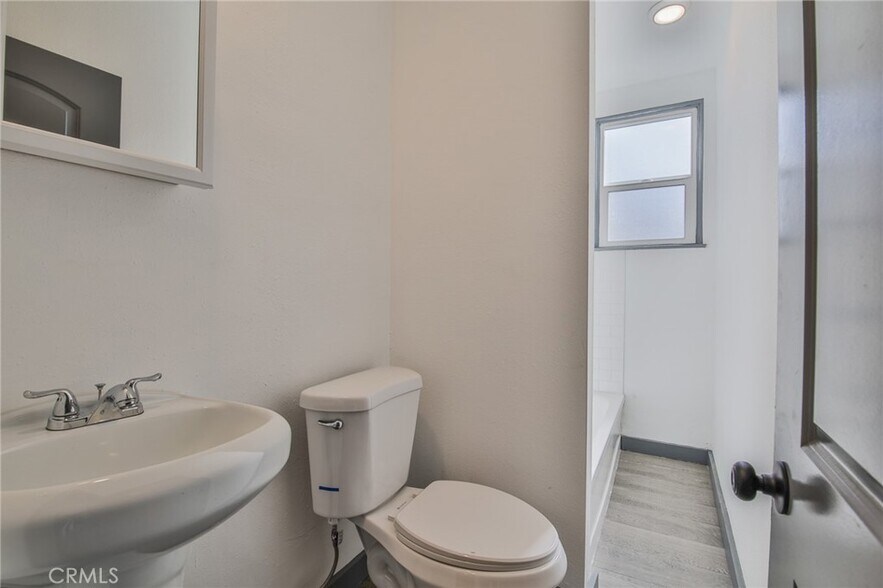 Master bath - 920 E 91st St