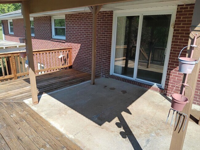 Building Photo - 3 or 4 Bedroom / 2 Bath Home   Kingsport TN
