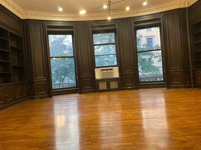 Building Photo - 169 W 76th St