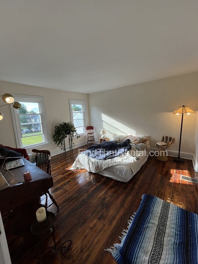 Building Photo - Downtown Carlisle Beautifully Renovated Pe...