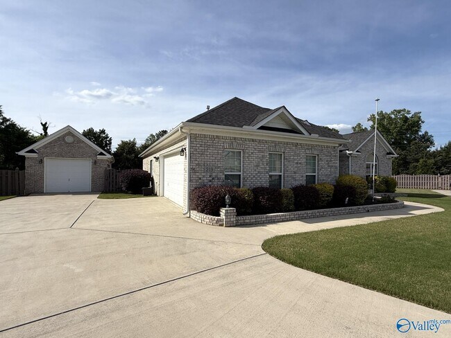 Building Photo - 219 Woodgrove Dr