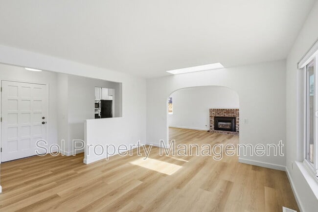 Building Photo - 905 Pellegrini St