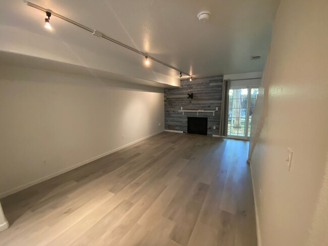 Building Photo - 2 Bedroom Townhome Near Buckley Air Force ...