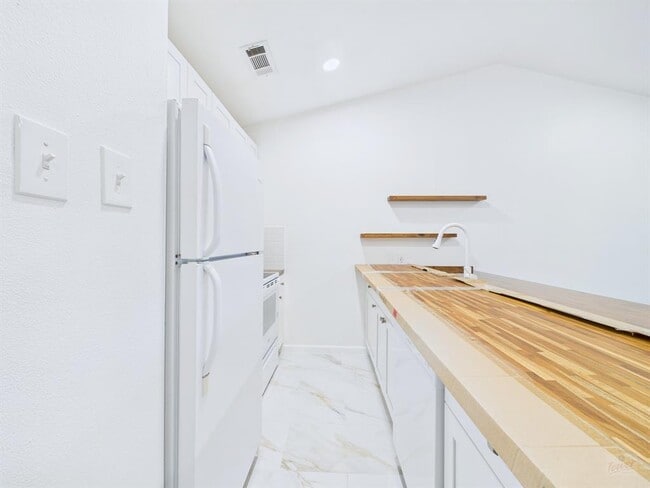 Building Photo - 1303 Hollow Creek Dr