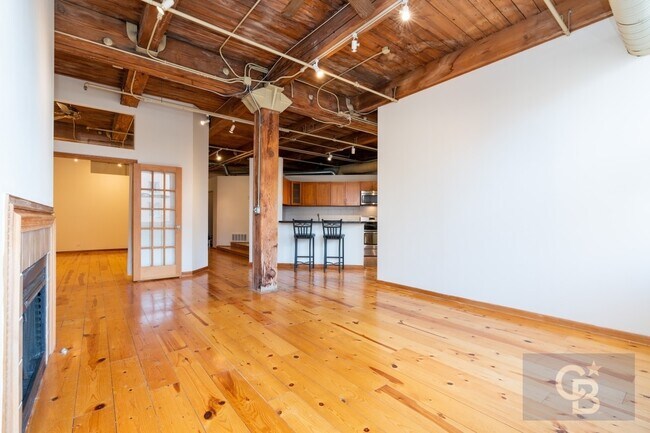 Building Photo - 913 W Van Buren St