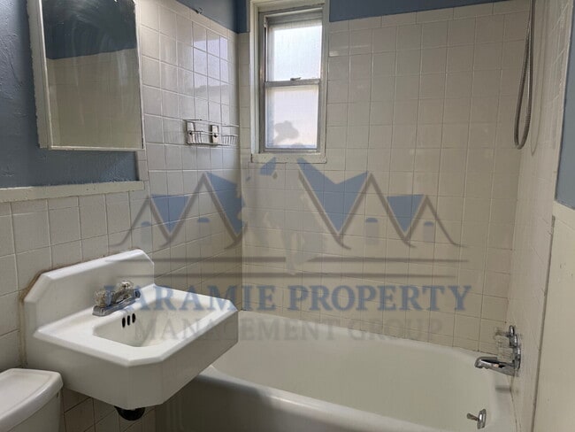 Building Photo - 3 Bedroom 1 Bathroom Apartment