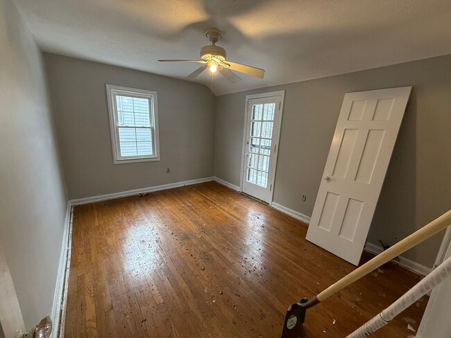 Building Photo - 3 BED 1.5 BATH SINGLE FAMILY HOME IN CLEVE...