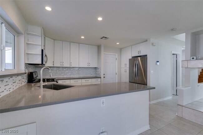 Building Photo - 225 Comanche Pl