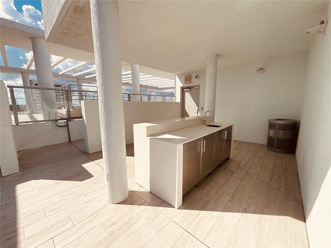 Building Photo - 1600 SW 1st Ave