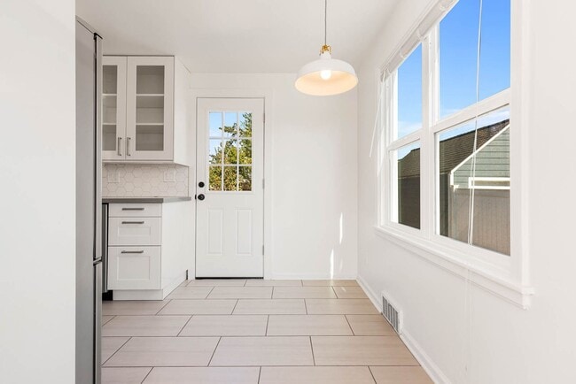 Building Photo - Bright & Spacious Remodeled Home Near Columbia City, Mt. Baker & Lake Washington