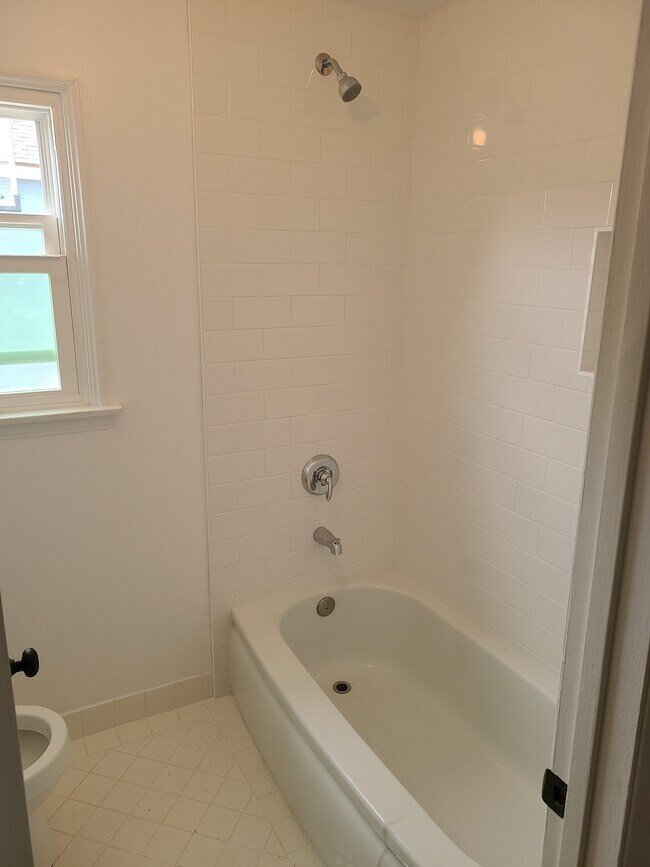Shower & Tub - 8377 Dunbarton Ave