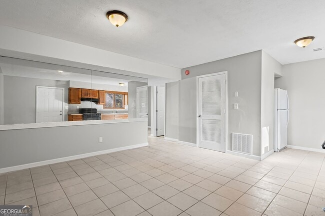 Building Photo - 2127 Golfview Dr SE