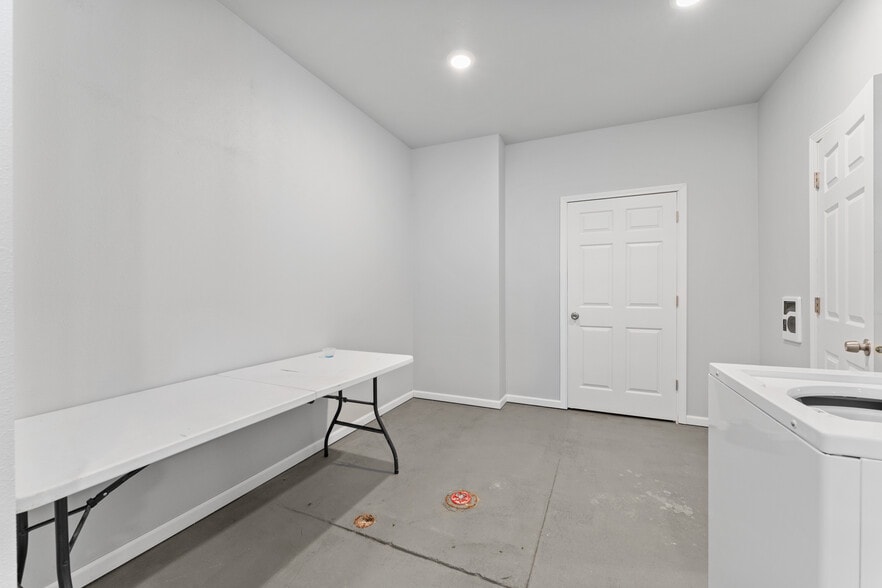 Building Photo - 408 Academy St