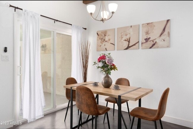 Building Photo - 2516 E 5th Pl