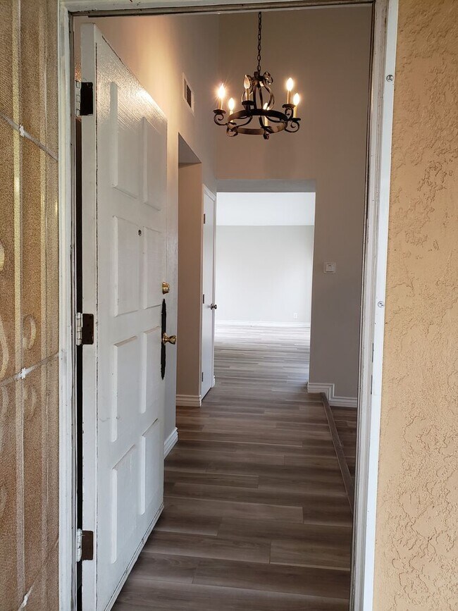 Building Photo - Great 3-bedroom, 2 bath home in Tustin Mea...