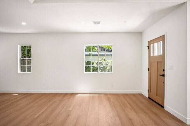 Building Photo - 4702 Kraft Ave
