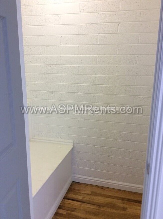 Building Photo - 619 E 5th Ave