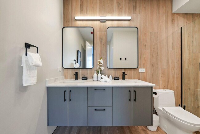 Building Photo - 2344 W Polk St