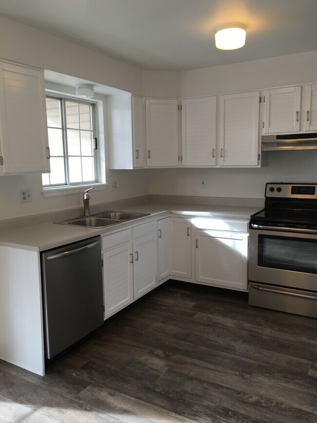 Building Photo - Darling 3 bedroom, 3 bath Louisville Townhome Available June 7