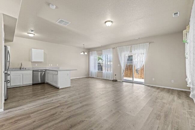 Building Photo - Updated 3-Bedroom Townhome with Private Ya...