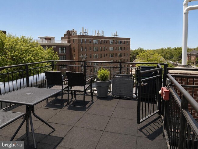 Building Photo - 1352 Longfellow St NW