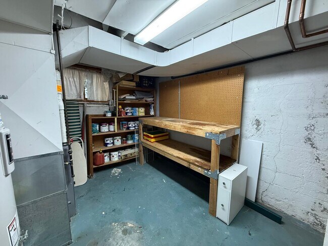 Building Photo - 2466 Montavista Pl W