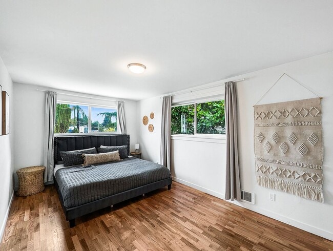 Building Photo - Discover Your Dream Home in a Quiet Seattle Oasis!