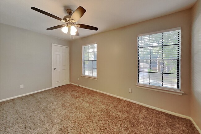 Building Photo - 2615 Silver Falls Dr