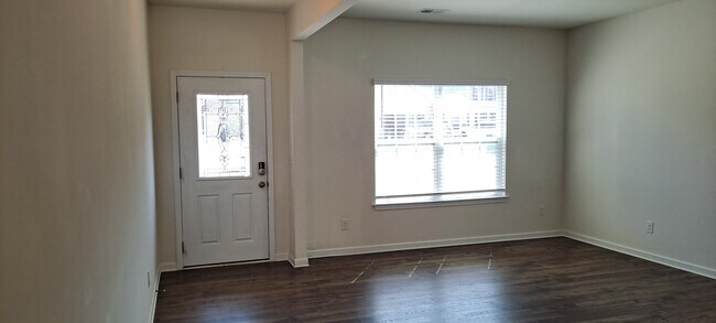 Building Photo - 1527 Sergeant Ln