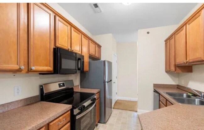 Building Photo - 2025 Silvercrest Dr