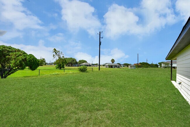 Building Photo - 688 Swallow Dr