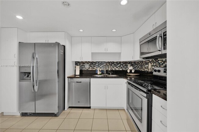 Building Photo - 100 Bayview Dr