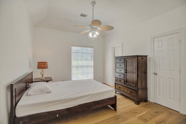 Building Photo - 301 Winding Oak Ln S
