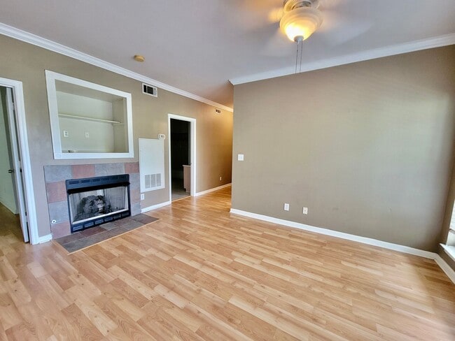 Building Photo - Two bedroom condo with garage - James Island