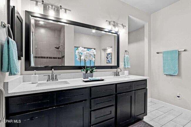 Building Photo - 2621 Maria Casas St