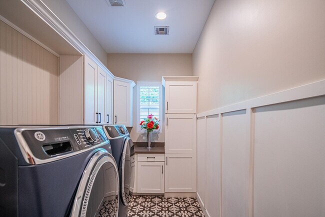 Building Photo - 3850 E Crittenden Ln