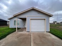 Building Photo - Yellow house canyon, move in special!