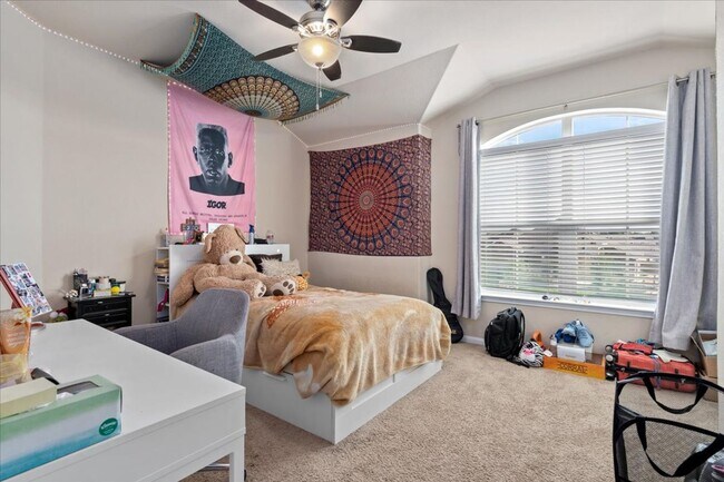 Building Photo - Spectacular 4 Bedroom, 3.5 Bath, Corner Lo...