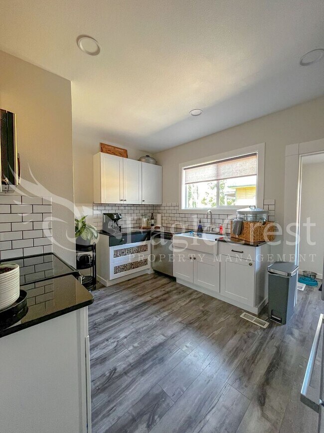 Building Photo - A Timeless & Elegant 2 Bedroom 1 Bathroom Single Family Home
