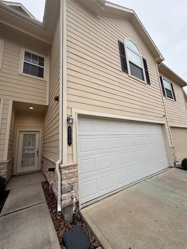 Building Photo - 2215 Bermuda Palms Dr