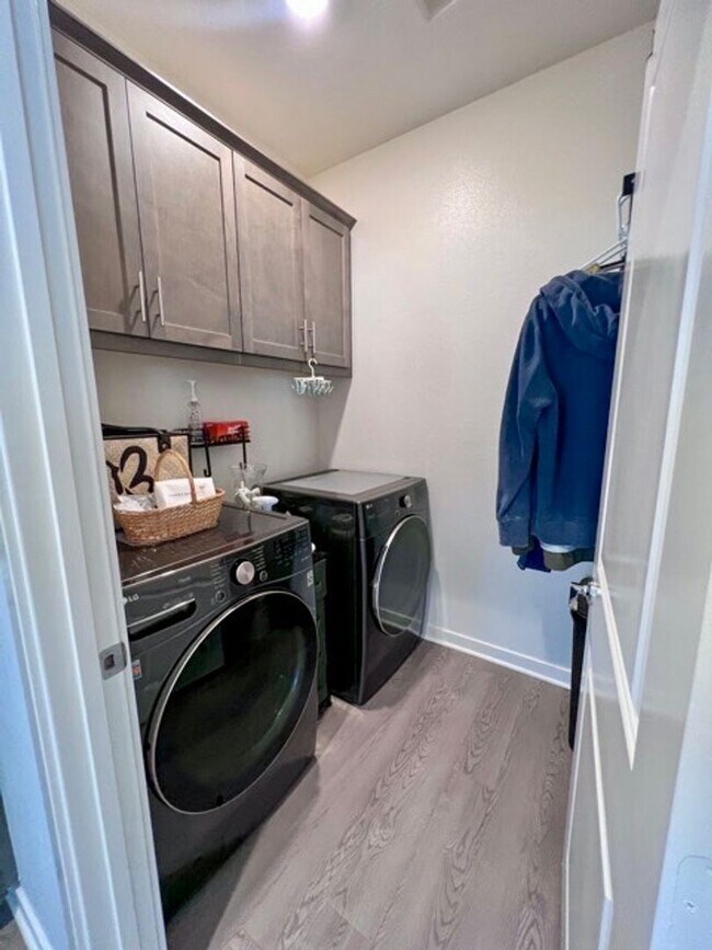 Building Photo - Stunning 2021 built 4 bedroom home for LEA...