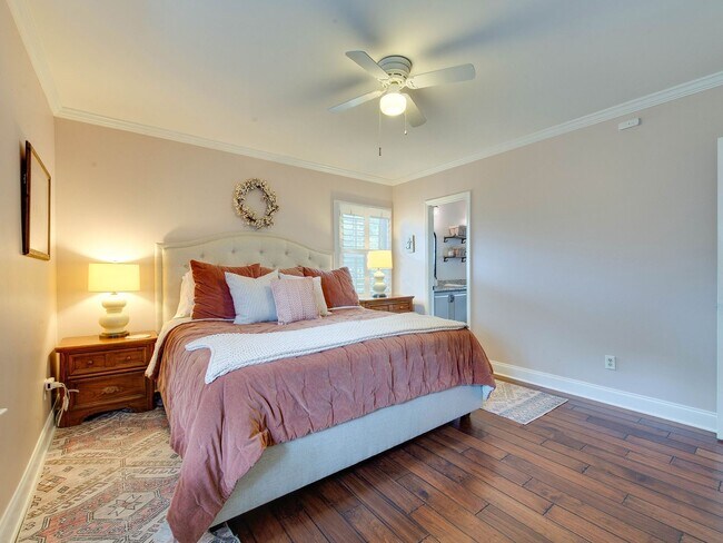 Building Photo - A picture perfect cottage home ready for you with community pool!