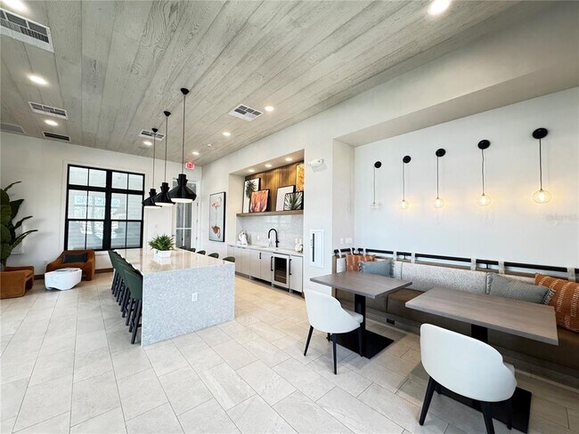 Building Photo - 1856 Crowncrest Dr