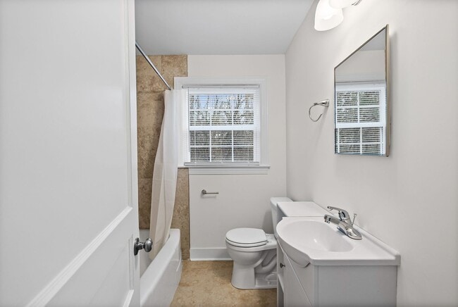 Building Photo - Renovated 2 bedroom home for rent Near Downtown Clarksville!