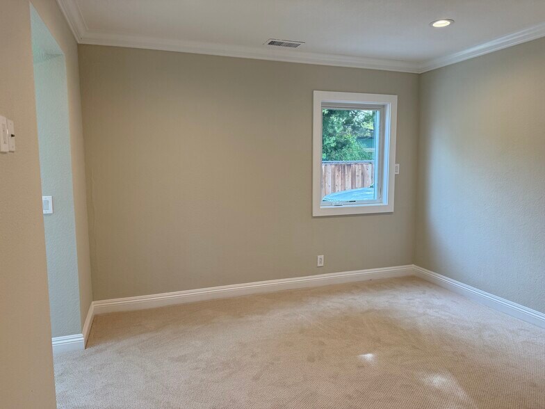 Building Photo - 3149 Rogers Ave